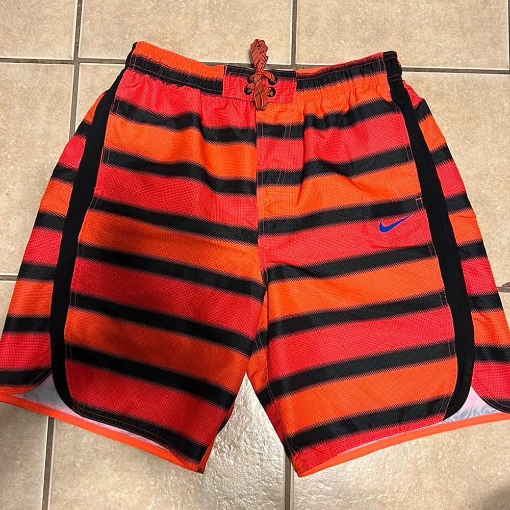 Nike swimsuit with front pockets and a liner inside Size Large